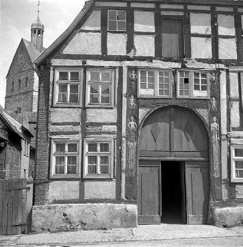 Vielserstr. 9: Haustür des Bürgerhauses in Fachwerkbauweise aus dem 16. Jahrhundert