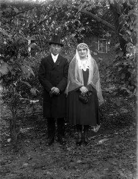Hochzeit Josef Heyng, genannt Polln, und Sophie Heyng, geborene Wissing, das Brautpaar im Garten - undatiert, Ende 1920er Jahre?
