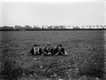 Der Raesfelder Fotograf Ignaz Böckenhoff mit seinen beiden Schwestern