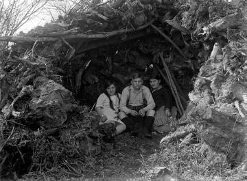 Der Raesfelder Fotograf Ignaz Böckenhoff mit seinen Schwestern in der "Stammhütte" im Schulten Matt