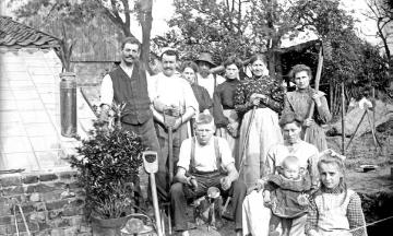 Gartenfreunde - Familien- und Freundeskreis des Fotografen Julius Gärtner, um 1910