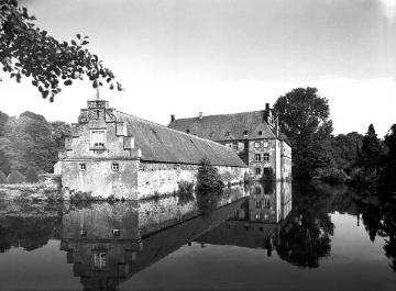 Schloss Tatenhausen bei Bokel, Ostseite mit Gräfte