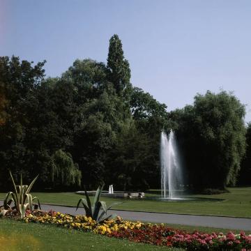 Blumenrabatten und Wasserspiele im Stadtpark