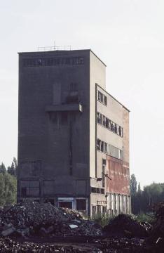 Schachtgebäude der stillgelegten Zeche Radbod kurz vor der Sprengung (Maßnahme zur Flächenreaktivierung)