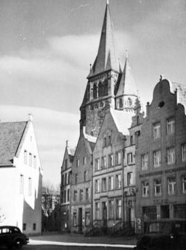 Marktplatz 1950 mit Rathaus (li.), Kaufmannshäusern und Kirchturm von St. Laurentius