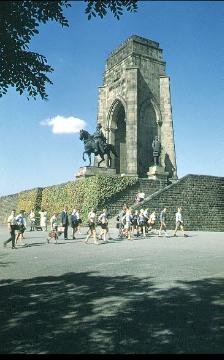 Besuchergruppe am Kaiser-Wilhelm-Denkmal Hohensyburg