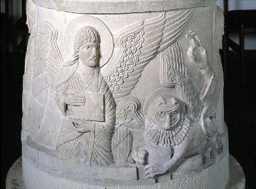 St. Pantaleon-Kirche: Romanischer Taufstein mit einer Darstellung Christi, der Evangelistensymbole und eines Bischofs (Gegenseite), um 1170
