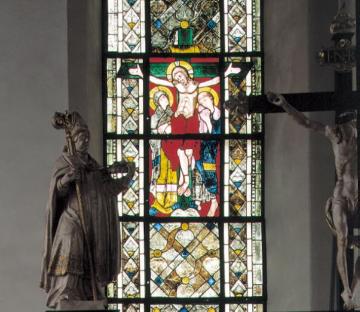 St. Laurentius-Kirche, Chorfenster: Kreuzigungsszene mit Maria und Johannes, Glasgemälde, Romanik, um 1250