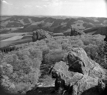 Naturschutzgebiet Bruchhauser Steine auf dem Istenberg mit Blick nach Nordosten auf den Ginsterkopf