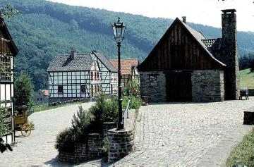 LWL-Freilichtmuseum Hagen: Dorfansicht mit Blick zur Huf- und Wagenschmiede Hakenberg