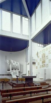 Kath. Pfarrkirche St. Johannes Evangelist, erbaut 1964: Partie der Kirchenhalle mit Orgel (Einener Str. 3)