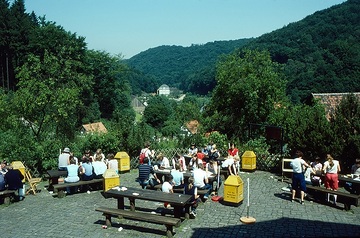 LWL-Freilichtmuseum Hagen: Besucher auf der Picknickterrasse mit Talblick