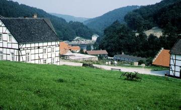 LWL-Freilichtmuseum Hagen: Blick über die Blaufärberei aus Hohenlimburg zum Tal