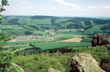 Tallandschaft nördlich vom Istenberg (NSG Bruchhauser Steine) mit Blick auf den Ortsteil Elleringhausen