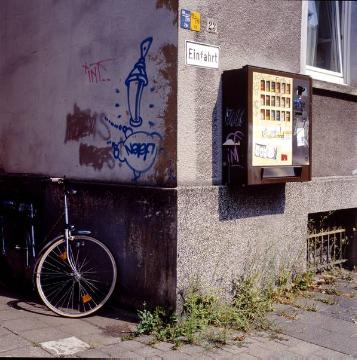 Zigarettenautomat am Gebäude Sophienstraße 23