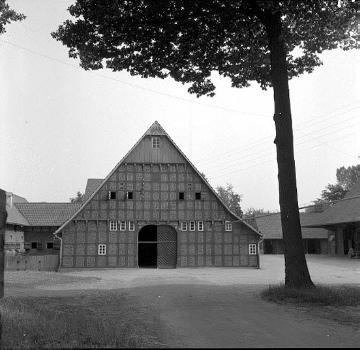 Sattelmeierhof Meyer-Johann, Enger-Oldinghausen, 1964: Haupthaus von 1715, Zweiständer-Fachwerkbau von der Schaugiebelseite.