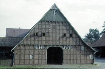 Sattelmeierhof Meyer-Johann, Enger-Oldinghausen, 1964: Haupthaus von 1715, Zweiständer-Fachwerkbau von der Schaugiebelseite.