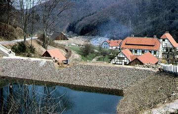 LWL-Freilichtmuseum Hagen: Blick über den Stauweiher in das Tal