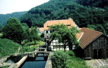 LWL-Freilichtmuseum Hagen: Sägemühle und Ölmühle aus Gielau mit Mühlbach