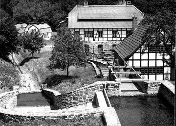 LWL-Freilichtmuseum Hagen: Mühlbach mit Ölmühle und Papiermühle