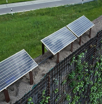 Begrünte Lärmschutzwand mit einer Solar-Bewässerungsanlage; Solarkollektor auf der Wand