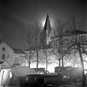 Allerheiligenkirmes: Wohnwagen bei Nacht mit Blick zur Kirche St. Patrokli