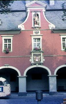 Rathaus, erbaut 1713-18: Frontgiebel mit Stadtwappen und Stadtpatron St. Patroklus über dem Mittelbogen
