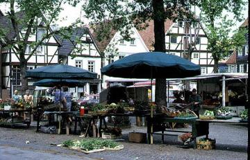 Wochenmarkt vor den Fachwerkhäusern des 17. und 18. Jahrhunderts, Am Seel
