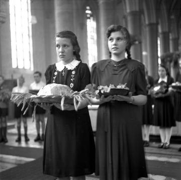 Hildegard Beckmann und Elsbeth Elsner bei der Erntedank-Andacht in der Pfarrkirche