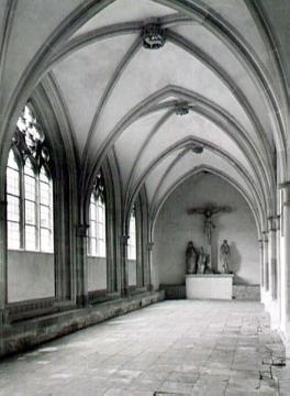 Kreuzgang mit Kreuzigungsgruppe in der Abteikirche Marienfeld, heute Pfarrkirche Mariae Empfängnis