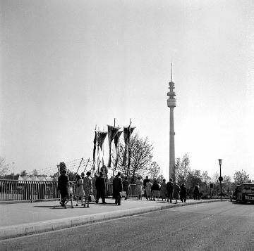 Besucher auf dem Weg in den Westfalenpark - im Hintergrund: Der Florianturm, 1959 erbauter, rd. 220 m hoher Fernsehturm mit Drehrestaurant, Wahrzeichen der Stadt Dortmund
