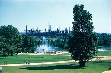 Bundesgartenschau im Dortmunder Westfalenpark, 1959: Parksee mit Seebühne - im Hintergrund das Hochofenwerk Phoenix-West in Dortmund-Hörde (stillgelegt 1998).