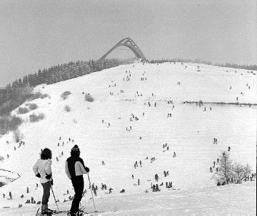 Belebte Skipiste auf dem Herrloh - im Hintergrund die St. Georg-Sprungschanze