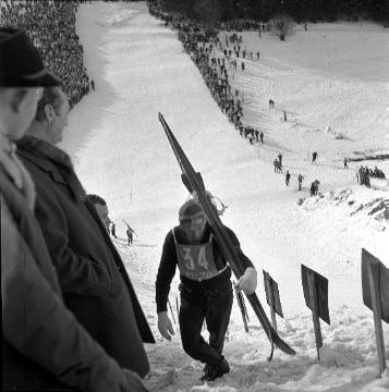 Skispringen auf der St. Georg-Schanze am Herrloh:Teilnehmer auf dem Weg zur Startlinie