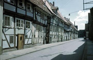 Rinteln-Altstadt um 1961: Häuserzeile Kirchplatz Nr. 2-8 mit den Fronten zur Kreuzstraße, Ansicht von Südwesten