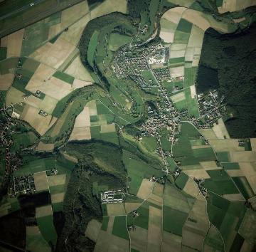 Büren-Wewelsburg, nordöstlich von Büren, südwestlich von Wewelsburg die Ortschaft Ahden, Verlauf der Alme