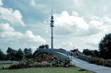 Fußgängerbrücke über den Ruhrschnellweg zum Westfalenpark, im Hintergrund Fernsehturm 'Florian'