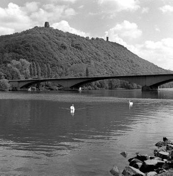 Brücke über den Hengsteysee mit Blick auf das Kaiser-Wilhelm-Denkmal und Ruine Hohensyburg