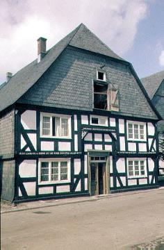 Ackerbürgerhaus in Fachwerkbauweise mit Schieferbedachung und kunstvoller Hausinschrift