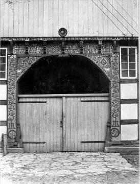Verziertes Einfahrtstor von Hof Sturog in Falkendiek