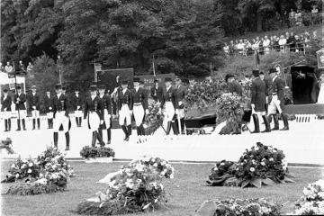 Trauerfeier für Dr. Reiner Klimke, Olympiasieger im Dressurreiten: Trauergäste und Sargträger verlassen das Podium