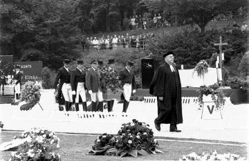 Trauerfeier für Dr. Reiner Klimke, Olympiasieger im Dressurreiten: Pastor und Sargträger verlassen das Podium