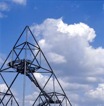 Tetraeder Bottrop, 58 m hohe Aussichtsplattform auf der Halde der ehem. Zeche Prosper (Beckstraße), erbaut 1993, Entwurf: Prof. Dr. Wolfgang Christ