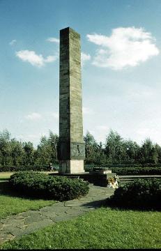 Mahnmal für die Opfer des Zweiten Weltkrieges auf dem Hauptfriedhof, errichtet 1956