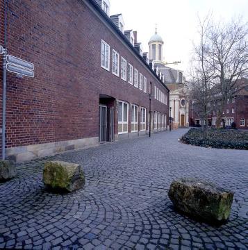 Krankenhausapotheke der Clemensschwestern am Maria-Euthymia-Platz, Abriss 2006 zugunsten einer Altenwohnanlage - im Hintergrund: St. Clemens-Kirche