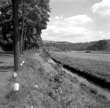Die Landstraße Olpe-Attendorn an der Bigge Höhe Erbscheid/Maiwomshammer - ab 1965 Staubereich des Biggesees