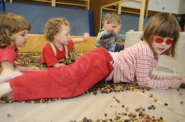 Kindertagesstätte Werl-Nord, Kinder im Murmelbad: Förderung der sinnlichen Wahrnehmung, der freien Bewegung und kreativen Auseinandersetzung mit dem Spielmaterial