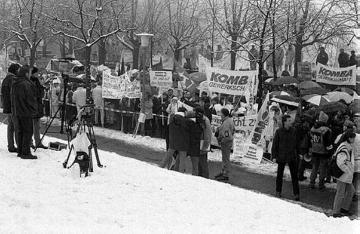 Lüdenscheid, Febuar 1999: LWL-Demonstration gegen die Auflösung des Landschaftsverbandes: protestierende Bedienstete mit Transparenten. Am 1.2.1999 tagte die Landtagsfraktion der Sozialdemokratischen Partei Deutschlands SPD in Lüdenscheid zur geplanten Auflösung der Landschaftsverbände Rheinland und Westfalen.
