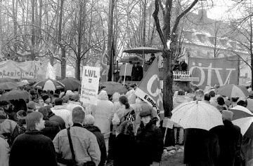 Lüdenscheid, Febuar 1999: LWL-Demonstration gegen die Auflösung des Landschaftsverbandes: protestierende Bedienstete beim Kundgebungswagen. Am 1.2.1999 tagte die Landtagsfraktion der Sozialdemokratischen Partei Deutschlands SPD in Lüdenscheid zur geplanten Auflösung der Landschaftsverbände Rheinland und Westfalen.