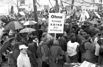 Lüdenscheid, Febuar 1999: LWL-Demonstration gegen die Auflösung des Landschaftsverbandes: Bedienstete und Gewerkschafter mit Protestplakaten. Am 1.2.1999 tagte die Landtagsfraktion der Sozialdemokratischen Partei Deutschlands SPD in Lüdenscheid zur geplanten Auflösung der Landschaftsverbände Rheinland und Westfalen.